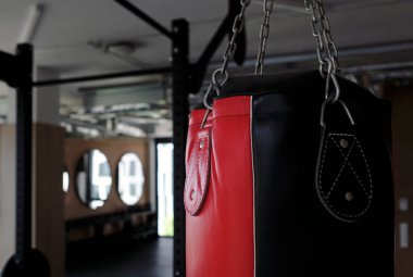 Spor salonunun tavanında asılı duran kum torbası.