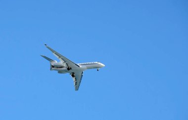 Mavi gökyüzüne karşı özel jet yaklaşıyor. Güzel, Fransa.