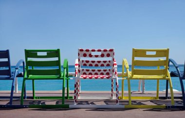 Nice, Fransa sahillerinde renkli sandalyeler, Fransa Bisiklet Turu formalarının renkleriyle