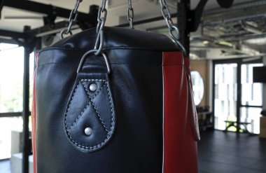 Spor salonunun tavanında asılı duran kum torbası.