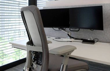 Açık alan planı olan boş bir ofiste seçici odak