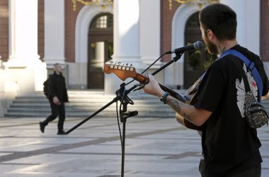 Sofya, Bulgaristan - 2 Ekim 2024: Bulgaristan 'ın başkenti Sofya' da sahne alan sokak müzisyeni