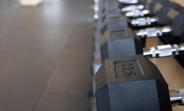 Spor salonundaki ağırlık sırasına odaklan.