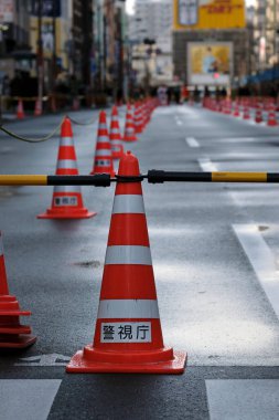 Tokyo, Japonya - 3 Ocak 2025: Tokyo Asakusa, Tokyo 'da Tokyo-Hakone-Hakone Gidiş-dönüş Koleji' nde Tokyo ve Hakone arasında bir üniversite bayrak yarışı maratonu düzenlenmiştir.