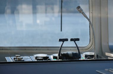 Japonya 'da arka planda deniz olan bir feribotu kontrol ediyor.