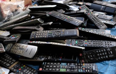 Tokyo, Japonya - 10 Ocak 2025 - E-atık - Yerde bir yığın TV uzaktan kumandası