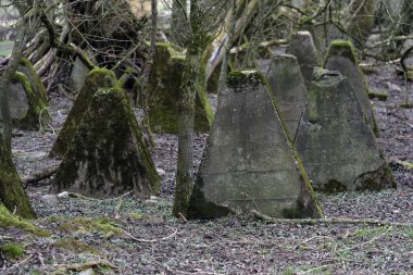 Almanya 'nın batı cephesinde kullanılan tanksavar engellerinin kalıntıları.