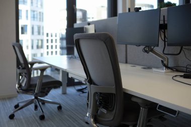 Açık alan planı olan boş bir ofiste seçici odak