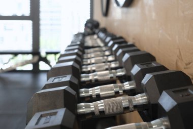 Spor salonundaki ağırlık rafına odaklan.