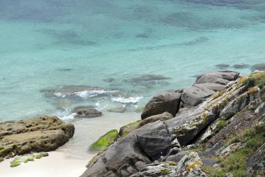 Galiçya 'nın Ces Adaları kıyısındaki turkuaz sular, İspanya