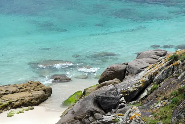 Galiçya 'nın Ces Adaları kıyısındaki turkuaz sular, İspanya