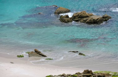 Galiçya 'nın Ces Adaları kıyısındaki turkuaz sular, İspanya