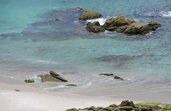 Galiçya 'nın Ces Adaları kıyısındaki turkuaz sular, İspanya