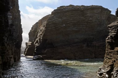 Güneş Galiçya, İspanya 'daki Playa de las Katedralleri' nde parlıyor.