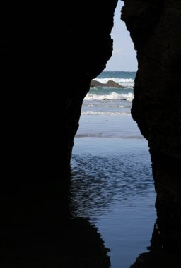 Playa de las Catedrales, Galiçya, İspanya 'daki uçurumlara bakıyorum.