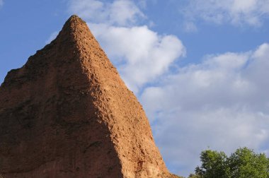 Galiçya, İspanya 'daki Las Medulas' ın eşsiz manzarası antik Romalıların altın madenciliği faaliyetleriyle şekillenmiştir.