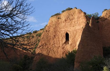 Galiçya, İspanya 'daki Las Medulas' ın eşsiz manzarası antik Romalıların altın madenciliği faaliyetleriyle şekillenmiştir.