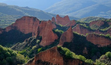 Galiçya, İspanya 'daki Las Medulas' ın eşsiz manzarası antik Romalıların altın madenciliği faaliyetleriyle şekillenmiştir.
