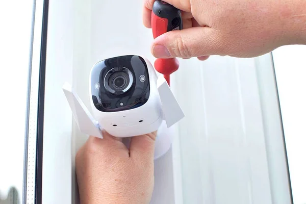 Kamera Męskich Rękach Instalacja Kamery Bezpieczeństwa Celów Ochrony Domu — Zdjęcie stockowe