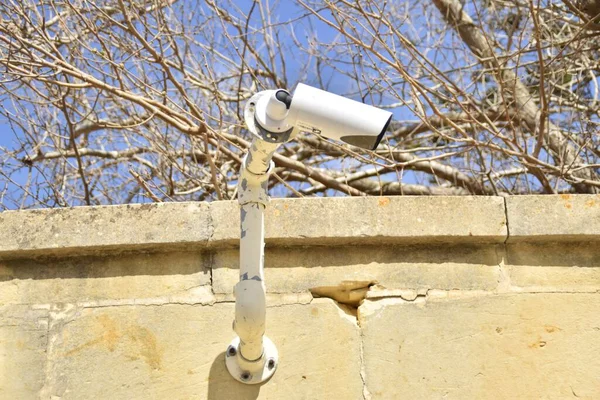 Kamera Ochrony Przymocowana Starej Ściany Zewnątrz — Zdjęcie stockowe