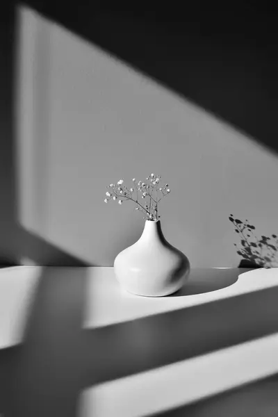 Vaso Branco Com Pequenas Flores Brancas Sombras Geométricas Luz Solar — Fotografia de Stock