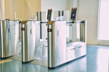 Havaalanındaki turnikeler kapalı, kırmızı ışık yanıyor. Uçağa binmek için bekleme süresi.