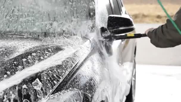 Een Man Wast Zijn Auto Bij Een Autowasserette — Stockvideo