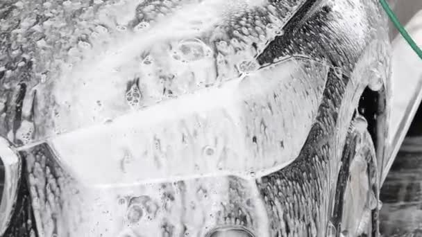 Mężczyzna Myje Samochód Samoobsługowej Myjni — Wideo stockowe