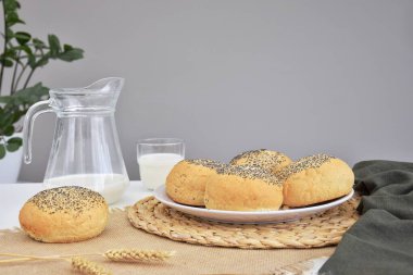 haşhaş tohumu ve süt ile buns