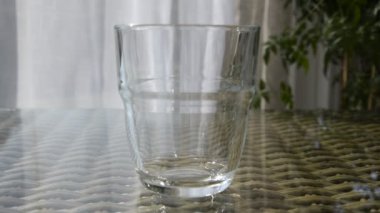 Bir insan bardağa su döker.