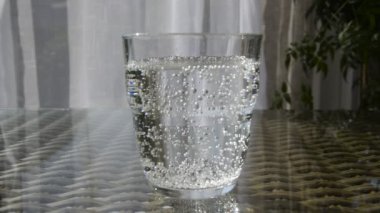 bir bardak soda su kabarcıkları.