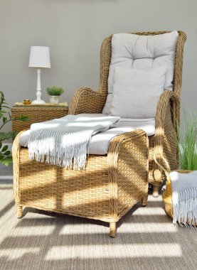 Ayak tabureli hasır sandelye. 