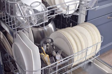 Kirli bulaşıklarla bulaşık makinesini aç