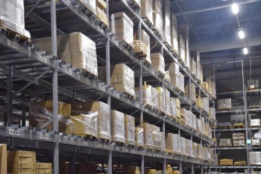 IKEA depo mağazasının içi. Küçük, teslimata hazır ve hazır ürünler raflarda..