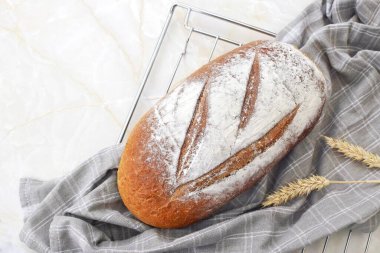 Bir somun taze ekmek. Yukarıdan görüntüle.