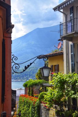 Bellagio şehrinde, dağ manzaralı ve Como Gölü manzaralı bir cadde. İtalya