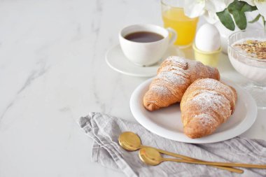 Masada ayçörekleriyle kahvaltı. Kruvasan günü.