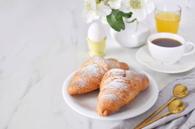 Masada ayçörekleriyle kahvaltı. Kruvasan günü.