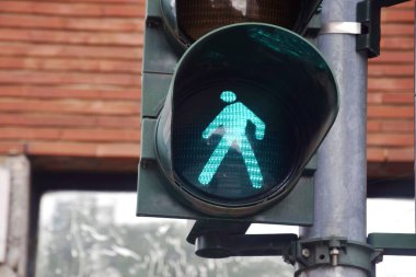 Yürüyen adam figürlü yayalar için trafik ışığı, yeşil ışık.