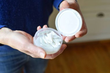 Kadınların elinde bir kutu sprey.