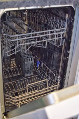 Açık, boş bulaşık makinesi. Oda Bakımında Yardım.