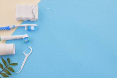 Diş fırçası, diş ipi. Günlük oral ve diş bakımı. Boşluğu kopyala.