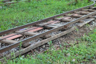 Paslı ve kırık çocukların oyuncak tren rayları
