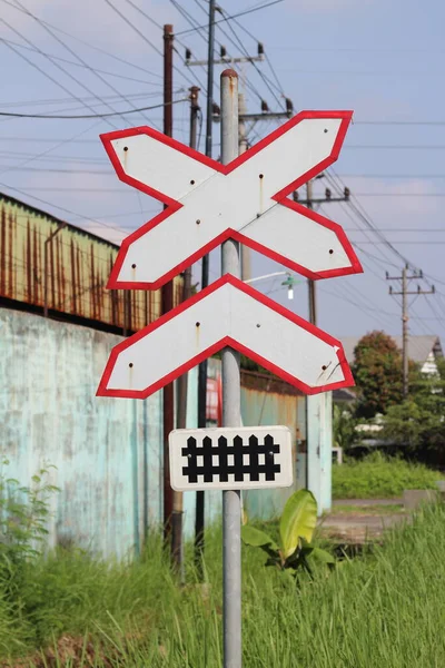 交通標識を横断する鉄道 看板の肖像写真 — ストック写真