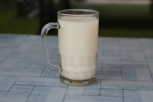 Grande Bicchiere Latte Vaccino Fresco Sul Tavolo — Foto Stock