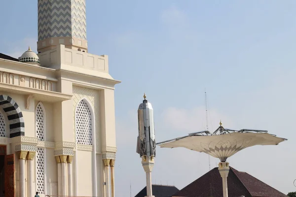 Giant Umbrella Madaniyah Mosque Indonesia Open Closed Giant Umberella — Stock Photo, Image