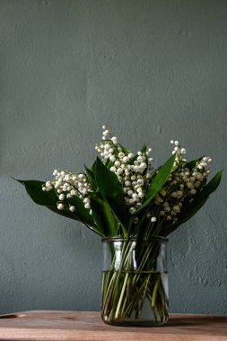 Gri arkaplanda güzel bir çiçek buketi