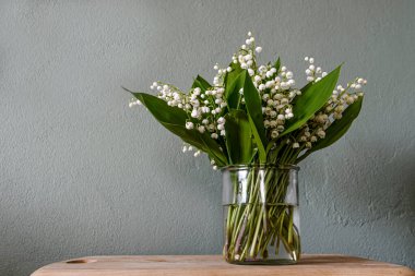 Gri arkaplanda güzel bir çiçek buketi