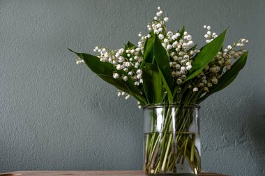 Gri arkaplanda güzel bir çiçek buketi