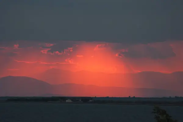 Denizde sihirli kırmızı bir gün batımı